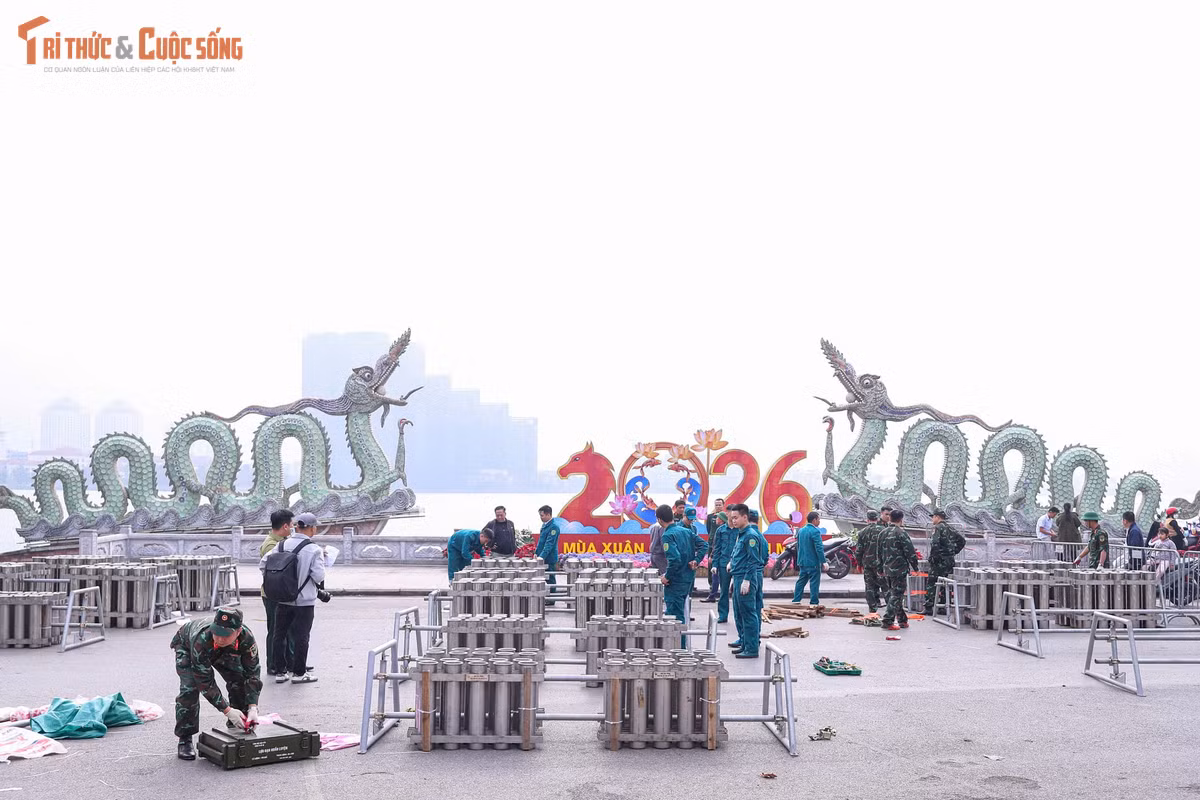 Thượng tá Nguyễn Đình Thắng – Chỉ huy trưởng Ban Chỉ huy Quân sự phường Tây Hồ – cho biết giữa các điểm bắn pháo hoa được bố trí lượng giàn pháo và hỏa thuật theo kế hoạch cụ thể. Tại điểm bắn ở vườn hoa Lạc Long Quân, có thể bố trí tới 700 giàn pháo tầm cao, 60 giàn tầm thấp cùng 30 giàn hỏa thuật. Đây là một trong số nhiều trận địa được thiết kế để tạo hiệu ứng ánh sáng ấn tượng nhất trên bầu trời Hà Nội trong đêm giao thừa.