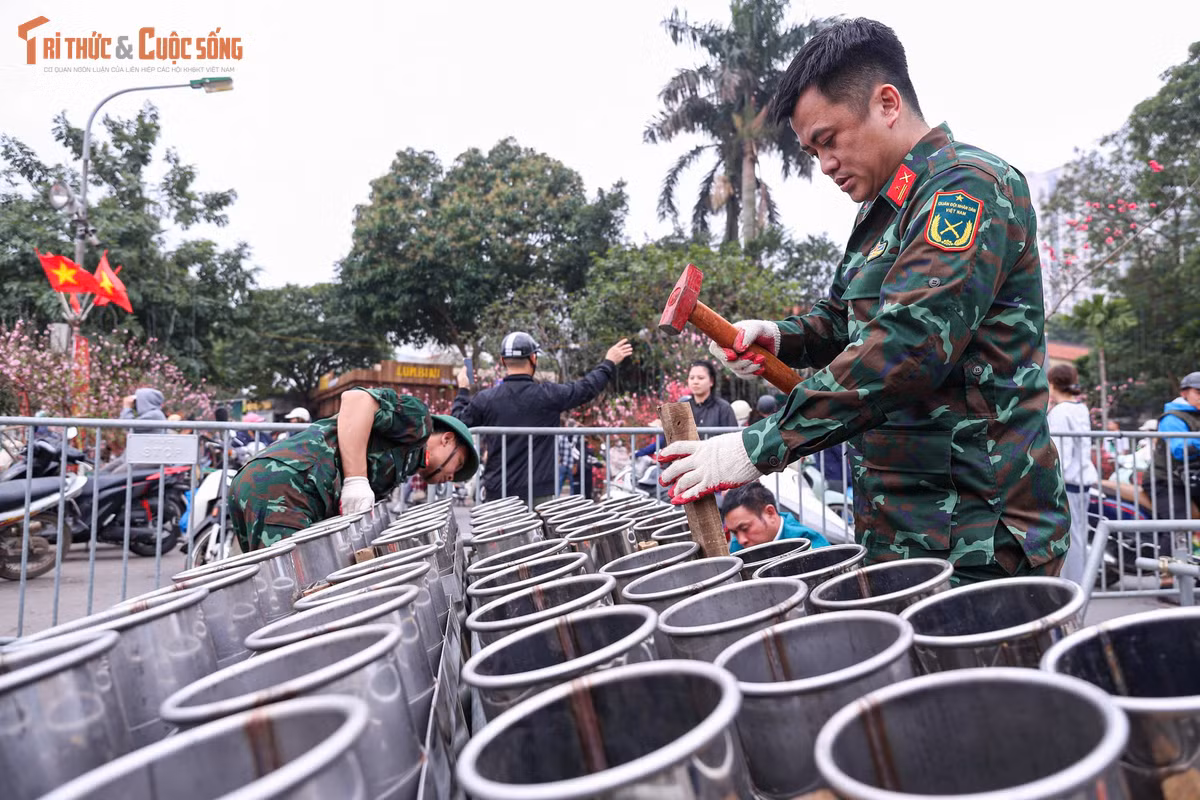 Nhiều trận địa khác cũng được phân bổ tại các công viên, quảng trường lớn và khu vực đông người như Công viên Kid Bằng Lăng – khu đô thị Vinhomes Riverside, Công viên Phùng Khoang (phường Đại Mỗ)…, sẵn sàng phục vụ người dân thủ đô đón Tết trong không khí phấn khởi và ấm áp.