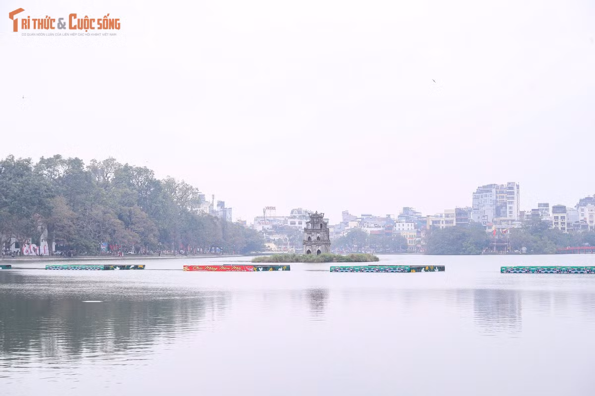 Điểm nhấn của đêm pháo hoa năm nay là các trận địa đặt ở những vị trí trung tâm, dễ thu hút đông đảo người xem. Trong đó, khu vực Hồ Hoàn Kiếm được bố trí hai trận địa số 1 và số 2 – là những điểm bắn kết hợp giữa pháo hoa tầm cao, tam phối hỏa thuật và tầm thấp. Việc đặt những trận địa này tại khu vực trung tâm không chỉ tạo nên hiệu ứng hình ảnh mãn nhãn mà còn tạo điều kiện thuận lợi cho người dân tập trung đón giao thừa.