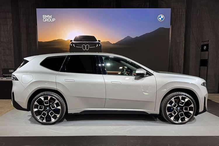 Việc mọi chiếc BMW iX3 được sản xuất năm 2026 gần như đều đã có chủ khẳng định niềm tin rất lớn của khách hàng dành cho một mẫu xe chưa chính thức giao tới tay người dùng. Kể từ khi ra mắt vào mùa thu năm ngoái, iX3 đã chiếm khoảng 1/3 tổng đơn đặt hàng xe điện của BMW tại thị trường châu Âu. Tuy nhiên, phải đến tháng 3 năm nay, xe mới bắt đầu được bàn giao cho khách hàng.