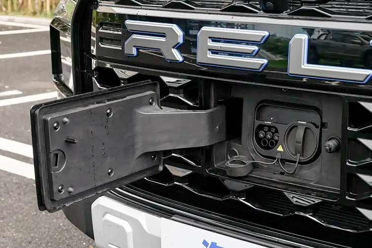 Mẫu xe bán tải này sử dụng kết cấu khung gầm rời, có cấu hình 1 hoặc 2 mô-tơ điện, và tổng cộng 6 phiên bản. Các phiên bản 1 mô-tơ điện, dẫn động cầu sau của Chery Himla R08 EV cho công suất tối đa 201 mã lực và mô-men xoắn cực đại 350 Nm. Nhờ đó, xe có thể tăng tốc từ 0-100 km/h trong 8,8 giây.