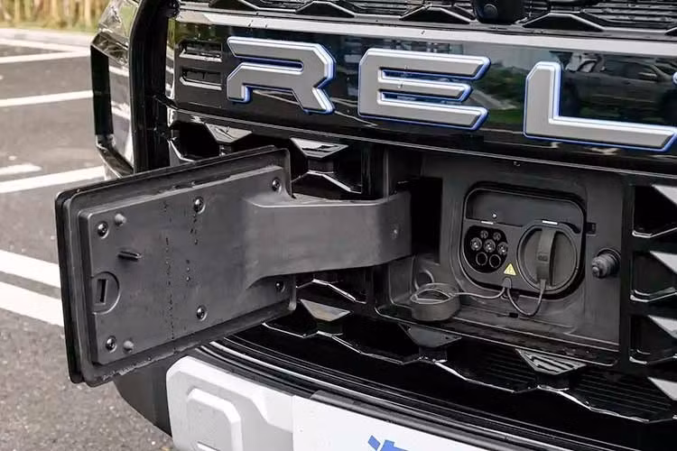 Mẫu xe bán tải này sử dụng kết cấu khung gầm rời, có cấu hình 1 hoặc 2 mô-tơ điện, và tổng cộng 6 phiên bản. Các phiên bản 1 mô-tơ điện, dẫn động cầu sau của Chery Himla R08 EV cho công suất tối đa 201 mã lực và mô-men xoắn cực đại 350 Nm. Nhờ đó, xe có thể tăng tốc từ 0-100 km/h trong 8,8 giây.