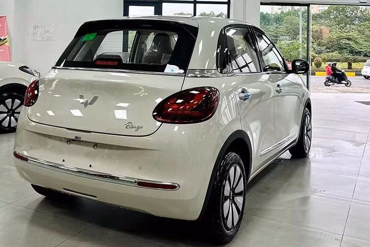 Trên bản mới, cần số tay truyền thống được thay thế hoàn toàn bằng cần số điện tử tích hợp sau vô lăng để giải phóng hoàn toàn không gian bệ tì tay trung tâm, tạo thêm nhiều hộc chứa đồ.