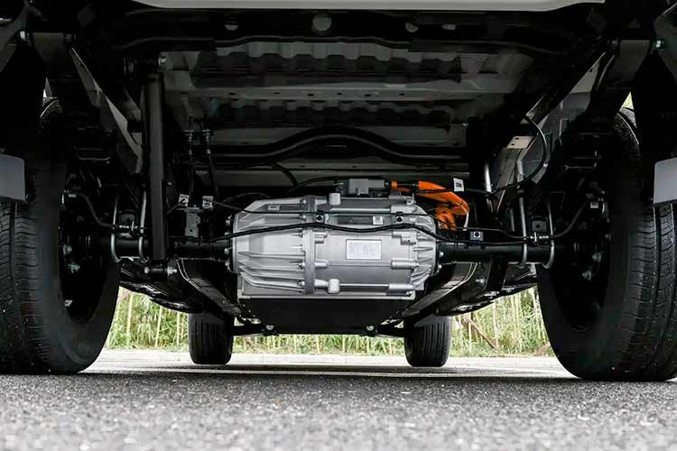 Trong khi đó, các bản 2 mô-tơ điện và dẫn động 4 bánh có tổng công suất 402 mã lực cùng mô-men xoắn cực đại 540 Nm. Sức mạnh này giúp thời gian tăng tốc từ 0-100 km/h rút ngắn còn 5 giây. Ngoài ra, Chery Himla R08 EV còn được trang bị pin có dung lượng 66,54 kWh hoặc 88 kWh, cho phạm vi hoạt động tối đa 405 km, 510 km hoặc 505 km theo tiêu chuẩn CLTC, tùy cấu hình.