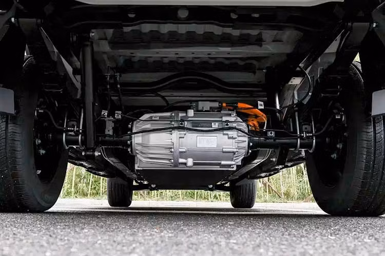 Trong khi đó, các bản 2 mô-tơ điện và dẫn động 4 bánh có tổng công suất 402 mã lực cùng mô-men xoắn cực đại 540 Nm. Sức mạnh này giúp thời gian tăng tốc từ 0-100 km/h rút ngắn còn 5 giây. Ngoài ra, Chery Himla R08 EV còn được trang bị pin có dung lượng 66,54 kWh hoặc 88 kWh, cho phạm vi hoạt động tối đa 405 km, 510 km hoặc 505 km theo tiêu chuẩn CLTC, tùy cấu hình.