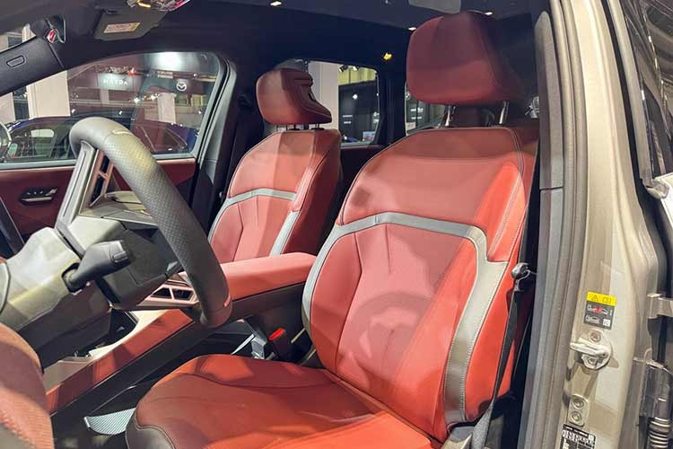 BMW cũng đang nhanh chóng hoàn thiện và nâng cấp trang bị để iX3 trở nên hấp dẫn hơn. Từ mùa xuân năm nay, mẫu SUV cỡ nhỏ này sẽ có thêm tùy chọn sạc chậm AC 22 kW, giúp rút ngắn thời gian sạc tại nhà và nơi làm việc.