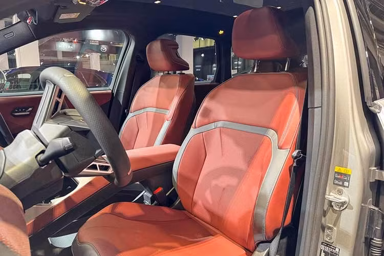 BMW cũng đang nhanh chóng hoàn thiện và nâng cấp trang bị để iX3 trở nên hấp dẫn hơn. Từ mùa xuân năm nay, mẫu SUV cỡ nhỏ này sẽ có thêm tùy chọn sạc chậm AC 22 kW, giúp rút ngắn thời gian sạc tại nhà và nơi làm việc.