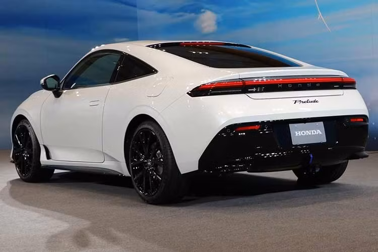 Honda Prelude e:HEV thế hệ thứ sáu sử dụng hệ truyền động hybrid 2.0L e:HEV, vốn được phát triển dựa trên nền tảng của Civic. Cụ thể, động cơ xăng cho công suất 141 PS và mô-men xoắn 182 Nm, kết hợp cùng mô-tơ điện sản sinh 184 PS và 315 Nm. Tổng công suất toàn hệ thống vượt ngưỡng 200 PS, mang lại hiệu năng vận hành ấn tượng cho một mẫu xe thể thao điện hóa.