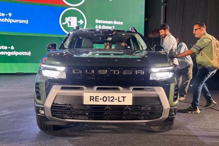 Mẫu xe Renault Duster hoàn toàn mới bắt đầu được sản xuất tại nhà máy Chennai, nơi đã sản xuất hơn ba triệu xe trong suốt 18 năm, bao gồm 1,2 triệu xe xuất khẩu sang hơn 100 quốc gia. Mức giá xe Renault Duster 2026 chua công bố, nhưng sẽ được bán tại Ấn Độ vào mùa xuân này. Nam Phi và các quốc gia vùng Vịnh sẽ ra mắt sau đó.