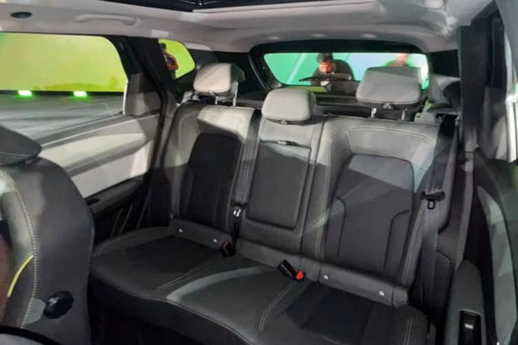 Đúng như phong cách của Duster, khoang cabin là một không gian rất thực dụng, cung cấp tổng cộng 33 lít dung tích chứa đồ. Bảng điều khiển trung tâm được nâng cao tích hợp cần số điện tử e-Shifter, phanh tay điện tử, đế sạc không dây, hai cổng USB-C, giá để cốc và một ngăn chứa đồ làm mát dung tích 4 lít. Trong khi đó, khoang hành lý có dung tích 518 lít, có thể mở rộng lên đến 1.789 lít khi gập tựa lưng ghế sau xuống.