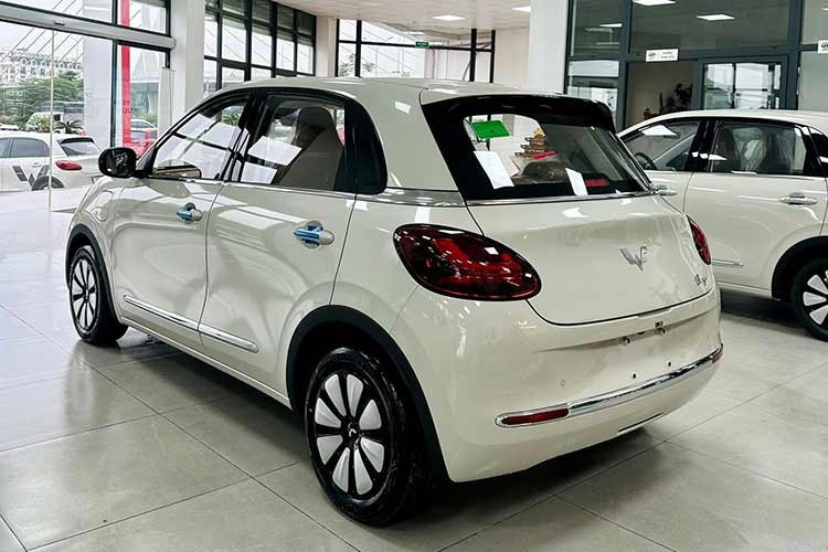 Ở lần nâng cấp này, Wuling đã thực hiện khá nhiều tinh chỉnh bên trong xe. Trên phiên bản tiêu chuẩn, ghế lái chỉnh điện và cặp màn hình kép 10,25 inch quen thuộc đã bị lược bỏ, thay thế bằng ghế chỉnh cơ và màn hình đơn 7 inch sau vô-lăng.