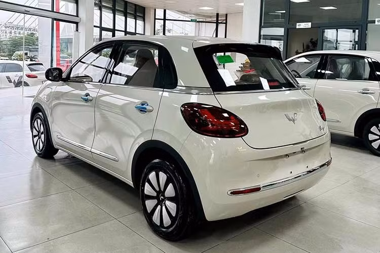 Ở lần nâng cấp này, Wuling đã thực hiện khá nhiều tinh chỉnh bên trong xe. Trên phiên bản tiêu chuẩn, ghế lái chỉnh điện và cặp màn hình kép 10,25 inch quen thuộc đã bị lược bỏ, thay thế bằng ghế chỉnh cơ và màn hình đơn 7 inch sau vô-lăng.