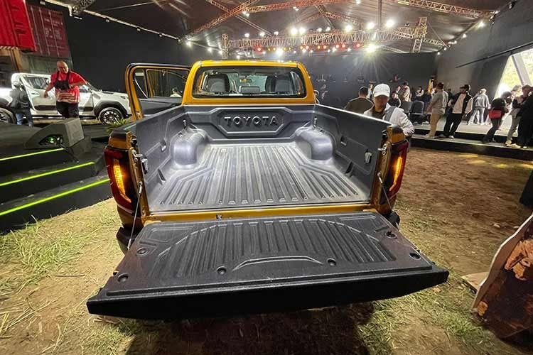 Không chỉ tập trung vào thẩm mỹ, Toyota còn chú trọng đến tính thực dụng khi tinh chỉnh lại khu vực đuôi xe bán tải Hilux 2026 với đèn hậu đồ họa được thiết kế mới và cản sau hiện đại hơn.