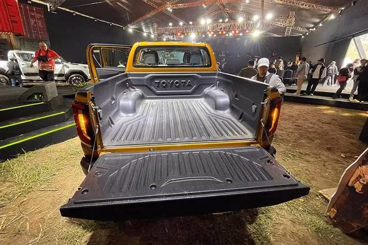 Không chỉ tập trung vào thẩm mỹ, Toyota còn chú trọng đến tính thực dụng khi tinh chỉnh lại khu vực đuôi xe bán tải Hilux 2026 với đèn hậu đồ họa được thiết kế mới và cản sau hiện đại hơn.