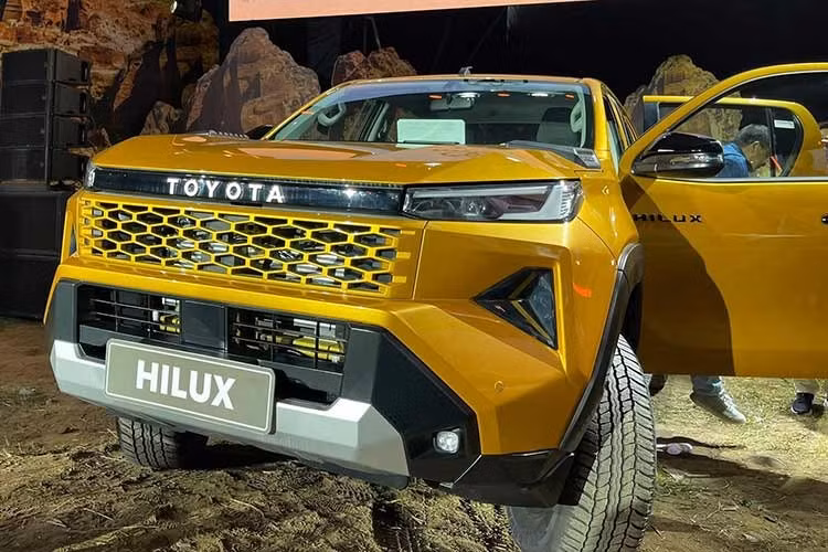 Đặc biệt, việc bổ sung bậc lên xuống phía sau và tích hợp tính năng hỗ trợ đóng/mở thùng hàng bằng điện trên các bản cao cấp giúp việc bốc dỡ hàng hóa trở nên thuận tiện và nhẹ nhàng hơn đáng kể.