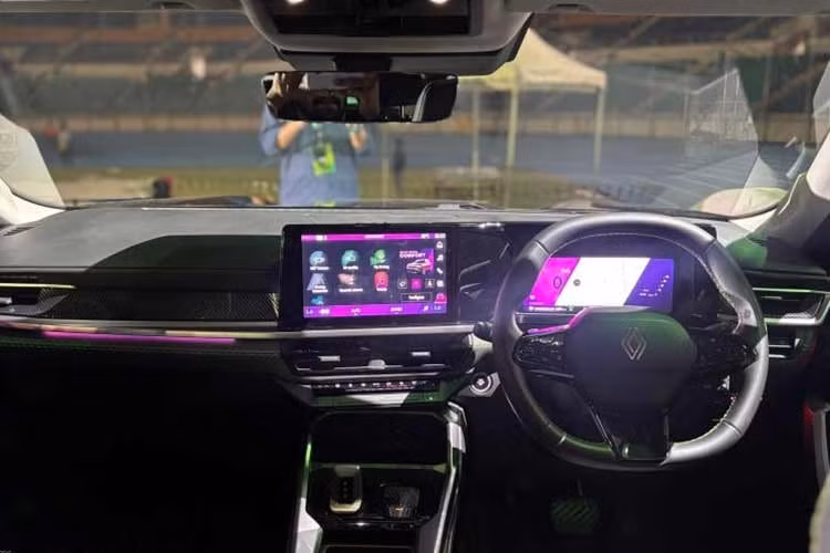 Nội thất xe đã được thiết kế lại hoàn toàn, với bảng điều khiển tích hợp màn hình kép OpenR. Màn hình hiển thị kỹ thuật số 12,25 inch tùy chọn hoặc màn hình 7 inch tiêu chuẩn cung cấp các dữ liệu lái xe cần thiết. Màn hình cảm ứng trung tâm 10,1 inch cho phép điều khiển hệ thống thông tin giải trí và các dịch vụ kết nối.