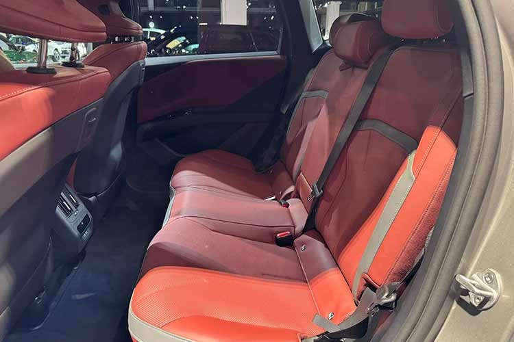 Bên cạnh đó, xe còn được bổ sung tính năng Vehicle to Load (V2L), cho phép cấp điện cho thiết bị bên ngoài với công suất lên tới 3,7 kW, rất hữu ích cho các chuyến dã ngoại, cắm trại.