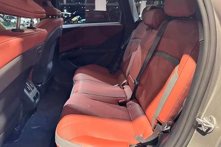 Bên cạnh đó, xe còn được bổ sung tính năng Vehicle to Load (V2L), cho phép cấp điện cho thiết bị bên ngoài với công suất lên tới 3,7 kW, rất hữu ích cho các chuyến dã ngoại, cắm trại.