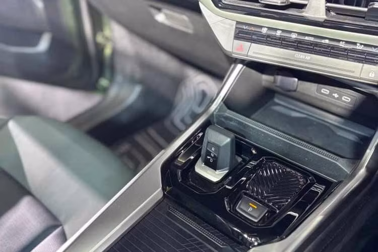 Không dưới 17 hệ thống hỗ trợ lái xe tiên tiến mang đến sự an toàn vượt trội so với tiêu chuẩn địa phương. Hệ thống camera 360 độ, cảm biến đỗ xe phía trước, phía sau và hai bên, cùng công nghệ bảo vệ sườn xe giúp chiếc SUV cỡ nhỏ dễ dàng điều khiển hơn trong không gian hẹp.