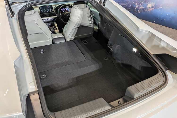 Đáng chú ý, gói công nghệ an toàn chủ động Honda Sensing vẫn là "đặc sản" không thể thiếu, giúp chủ nhân yên tâm tận hưởng tốc độ mà vẫn được bảo vệ tối đa bởi các hệ thống hỗ trợ lái tiên tiến nhất hiện nay.