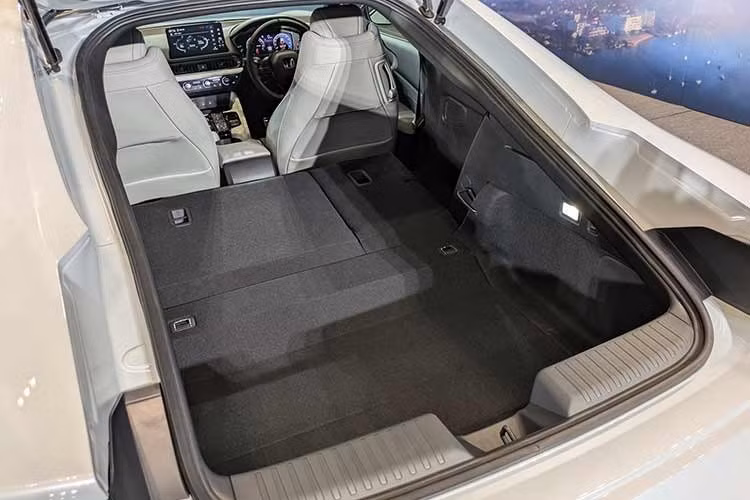 Đáng chú ý, gói công nghệ an toàn chủ động Honda Sensing vẫn là "đặc sản" không thể thiếu, giúp chủ nhân yên tâm tận hưởng tốc độ mà vẫn được bảo vệ tối đa bởi các hệ thống hỗ trợ lái tiên tiến nhất hiện nay.