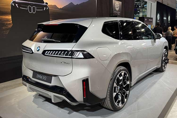 Để tránh thời gian chờ nhận xe kéo dài sang mùa đông năm sau, BMW đang đưa ca sản xuất thứ hai vào hoạt động tại nhà máy Debrecen ở Hungary sớm hơn dự định. Đây là nhà máy đầu tiên của BMW được xây dựng chuyên biệt cho xe điện. Khi đạt công suất tối đa, nhà máy này sẽ sản xuất khoảng 150.000 xe mỗi năm, song hiện vẫn trong giai đoạn tăng tốc.