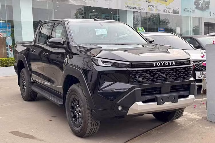 Trước đó, các đại lý đã bắt đầu nhận cọc cho mẫu xe bán tải Toyota Hilux 2026 với ba phiên bản dự kiến gồm: 4x2 MT, 4x2 AT và 4x4 AT. Mức giá tạm tính dao động từ khoảng 700 triệu đồng cho bản số sàn, hơn 700 triệu cho bản số tự động một cầu và gần 1 tỷ đồng cho bản cao cấp nhất.