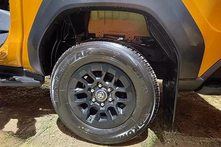 Bên cạnh đó, xe còn được cung cấp hai thiết kế mâm xe hoàn toàn mới, bao gồm mâm 17 inch sơn đen mờ dành cho phiên bản Pro và mâm 18 inch thiết kế mới dành cho phiên bản Trailhunter.