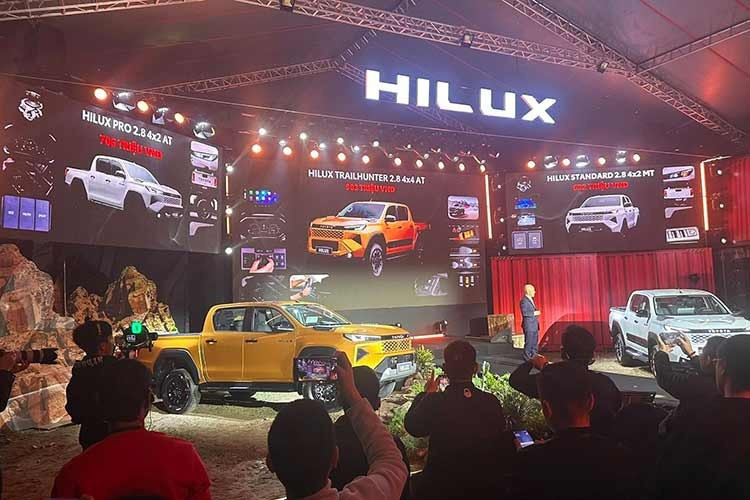 Về an toàn, Hilux thế hệ mới được nâng cấp hệ thống an toàn chủ động Toyota Safety Sense (TSS) với hàng loạt tính năng quan trọng được bổ sung, nhằm mang lại sự bảo vệ toàn diện hơn cho người lái và hành khách. Bên cạnh đó, các tính năng như kiểm soát lắc rơ-moóc, hỗ trợ đổ dốc và hệ thống cảm biến quanh xe giúp mẫu bán tải này an toàn và đáng tin cậy hơn.