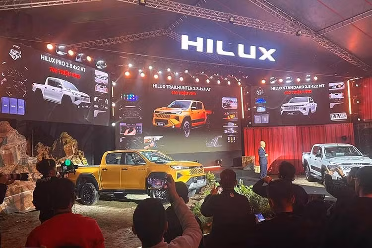 Về an toàn, Hilux thế hệ mới được nâng cấp hệ thống an toàn chủ động Toyota Safety Sense (TSS) với hàng loạt tính năng quan trọng được bổ sung, nhằm mang lại sự bảo vệ toàn diện hơn cho người lái và hành khách. Bên cạnh đó, các tính năng như kiểm soát lắc rơ-moóc, hỗ trợ đổ dốc và hệ thống cảm biến quanh xe giúp mẫu bán tải này an toàn và đáng tin cậy hơn.