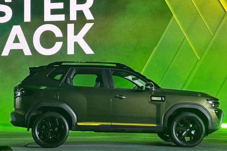 Được phát triển dựa trên nền tảng CMF-B của tập đoàn, Renault Duster 2026 có chiều dài 4,34 mét, chiều rộng 71,3 inch (1,81 mét) và chiều cao 65,3 inch (1,66 mét), với chiều dài cơ sở là 104,7 inch (2,66 mét). Với góc tiếp cận 25,7 độ và góc thoát 29,2 độ, mẫu crossover nhỏ gọn này có khoảng sáng gầm 8,34 inch (21,2 cm), giúp xe vận hành ổn định trên các bề mặt gồ ghề.