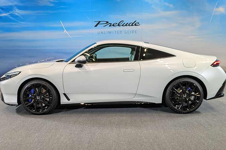 Tại Indonesia, Honda Prelude e:HEV sẽ được phân phối với số lượng giới hạn. Toàn bộ 40 suất đặt trước cho phiên bản năm 2026 đã nhanh chóng được lấp đầy, buộc hãng phải mở thêm 60 suất phân bổ mới cho các đợt giao hàng tiếp theo trong năm nay. Điều này cho thấy sức hút lớn của mẫu coupe hybrid ngay từ khi vừa lộ diện.
