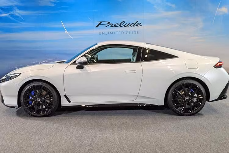 Tại Indonesia, Honda Prelude e:HEV sẽ được phân phối với số lượng giới hạn. Toàn bộ 40 suất đặt trước cho phiên bản năm 2026 đã nhanh chóng được lấp đầy, buộc hãng phải mở thêm 60 suất phân bổ mới cho các đợt giao hàng tiếp theo trong năm nay. Điều này cho thấy sức hút lớn của mẫu coupe hybrid ngay từ khi vừa lộ diện.