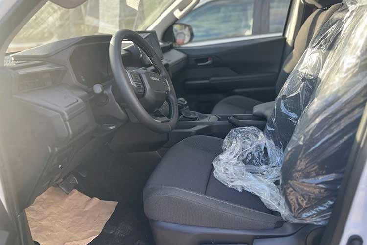 Về tiện nghi, sự khác biệt giữa các phiên bản được thể hiện khá rõ. Bản Trailhunter có hai màn hình kích thước 12,3 inch, ghế lái chỉnh điện 10 hướng, hệ thống âm thanh 8 loa, sạc không dây, ổ cắm điện 220V, phanh tay điện tử và vô-lăng trợ lực điện.