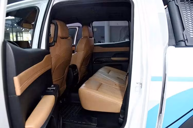 Chưa hết, các phiên bản cao cấp của mẫu xe bán tải thuần điện này còn có gói an toàn chủ động ADAS với những tính năng như hệ thống kiểm soát hành trình thích ứng, hỗ trợ giữ làn đường và phanh khẩn cấp tự động.