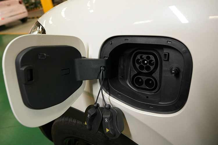 Dù việc đổi sang cổng CCS2 giúp xe linh hoạt hơn trong việc sạc pin, nhưng giới quan sát nhận định Wuling Bingo vẫn sẽ gặp thách thức không nhỏ khi hạ tầng trạm sạc của hãng chưa đủ đa dạng và bao phủ rộng khắp như đối thủ trực tiếp VinFast tại thị trường nội địa.