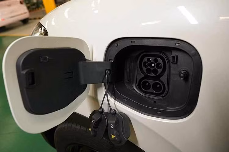 Dù việc đổi sang cổng CCS2 giúp xe linh hoạt hơn trong việc sạc pin, nhưng giới quan sát nhận định Wuling Bingo vẫn sẽ gặp thách thức không nhỏ khi hạ tầng trạm sạc của hãng chưa đủ đa dạng và bao phủ rộng khắp như đối thủ trực tiếp VinFast tại thị trường nội địa.