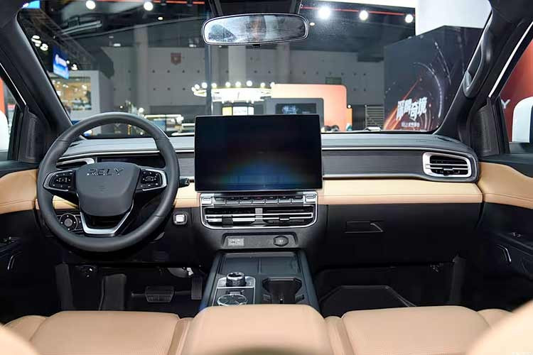 Bản tiêu chuẩn có kích thước dài x rộng x cao lần lượt 5.330 x 1.920 x 1.890 mm, chiều dài cơ sở 3.230 mm và thùng dài 1.530 mm. Bản còn lại có kích thước tổng thể 5.610 mm nhờ thùng kéo dài 1.810 mm. Chiều rộng và chiều cao thùng xe của cả hai bản đều giống nhau, lần lượt là 1.620 mm và 515 mm.