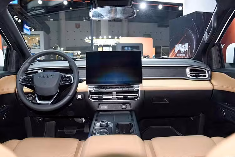 Bản tiêu chuẩn có kích thước dài x rộng x cao lần lượt 5.330 x 1.920 x 1.890 mm, chiều dài cơ sở 3.230 mm và thùng dài 1.530 mm. Bản còn lại có kích thước tổng thể 5.610 mm nhờ thùng kéo dài 1.810 mm. Chiều rộng và chiều cao thùng xe của cả hai bản đều giống nhau, lần lượt là 1.620 mm và 515 mm.