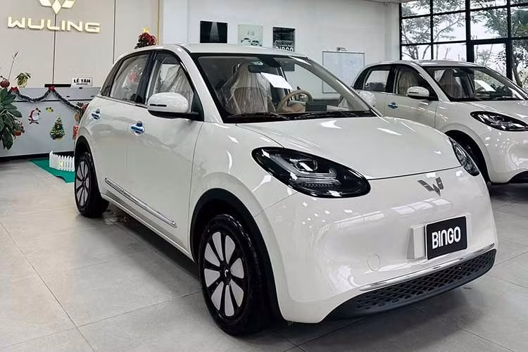 Bù lại, hãng bổ sung tính năng đèn chiếu sáng tự động, bệ tỳ tay mới và thay đổi vị trí cần số sang dạng gạt sau vô-lăng. Đối với hai phiên bản cao cấp hơn là Plus và Max, ngoài những thay đổi tương tự bản tiêu chuẩn, xe sẽ được trang bị thêm hệ thống camera 360 độ để hỗ trợ quan sát.