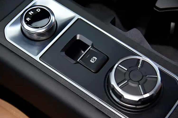 Đối với Chery Himla R08 bản thường, xe dùng động cơ diesel 4 xi-lanh thẳng hàng, tăng áp, dung tích 2.3L, cho công suất tối đa 161 mã lực và mô-men xoắn cực đại 420 Nm, kết hợp với hộp số sàn 6 cấp hoặc tự động.