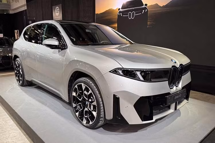 Cuộc cách mạng Neue Klasse mới chỉ bắt đầu nhưng BMW đã sớm đối mặt với một “vấn đề” mà nhiều đối thủ phải mơ ước. Theo đó, nhu cầu của khách hàng dành cho mẫu SUV điện hạng sang BMW iX3 2026 mới đã tăng vọt, đến mức xe gần như "cháy hàng" trong cả năm 2026. Điều này khiến hãng BMW phải đẩy nhanh kế hoạch bổ sung ca sản xuất tại nhà máy.