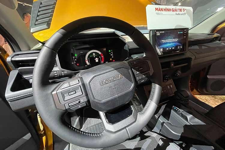 Tương tự như thiết kế ngoại thất, không gian nội thất của Hilux thế hệ mới cũng được phát triển dựa trên triết lý “Mạnh mẽ &amp; Linh hoạt”, với sự cải tiến toàn diện về mặt bố cục và ngôn ngữ thiết kế. Khu vực khoang lái được thiết kế liền mạch từ hai bên cánh cửa kéo dài đến mặt táp-lô.