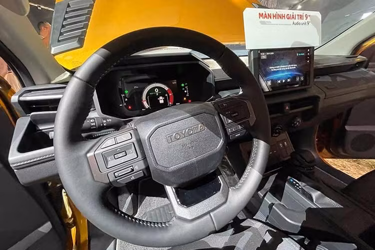 Tương tự như thiết kế ngoại thất, không gian nội thất của Hilux thế hệ mới cũng được phát triển dựa trên triết lý “Mạnh mẽ &amp; Linh hoạt”, với sự cải tiến toàn diện về mặt bố cục và ngôn ngữ thiết kế. Khu vực khoang lái được thiết kế liền mạch từ hai bên cánh cửa kéo dài đến mặt táp-lô.