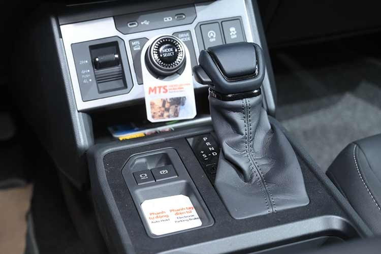 Hilux thế hệ thứ 9 đã được tinh chỉnh toàn diện về mặt kỹ thuật, bao gồm cải tiến hệ thống treo, gia tăng độ cứng vững của thân xe và gia cố trục lái, nhằm mang lại sự ổn định cao hơn và cảm giác điều khiển chính xác hơn trong mọi tình huống vận hành. Đặc biệt, lần đầu tiên trong lịch sử Hilux, phiên bản cao cấp nhất Trailhunter được trang bị hệ thống lái trợ lực điện (EPS).