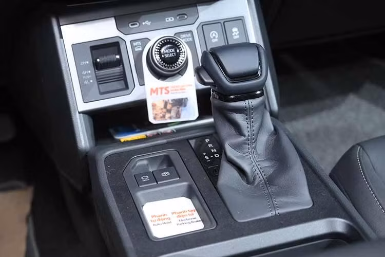 Hilux thế hệ thứ 9 đã được tinh chỉnh toàn diện về mặt kỹ thuật, bao gồm cải tiến hệ thống treo, gia tăng độ cứng vững của thân xe và gia cố trục lái, nhằm mang lại sự ổn định cao hơn và cảm giác điều khiển chính xác hơn trong mọi tình huống vận hành. Đặc biệt, lần đầu tiên trong lịch sử Hilux, phiên bản cao cấp nhất Trailhunter được trang bị hệ thống lái trợ lực điện (EPS).