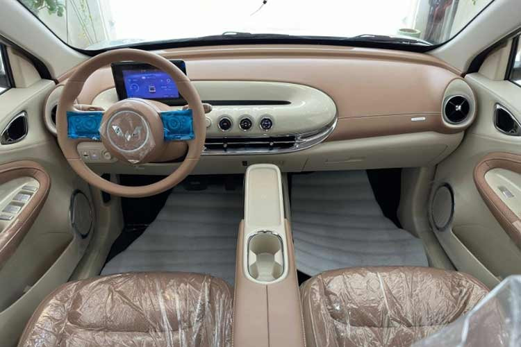 Wuling Bingo 2026 sẽ được chuyển đổi toàn bộ cổng sạc sang chuẩn CCS2, thay cho chuẩn sạc cũ của thị trường Trung Quốc. Việc thay đổi này cho phép xe tương thích với hầu hết các trạm sạc công cộng hiện nay tại Việt Nam mà không cần bộ chuyển đổi, giúp rút ngắn thời gian sạc từ 30% lên 80% trong khoảng 35 phút.