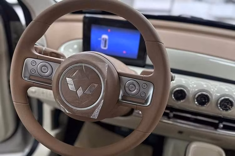 Về hiệu suất, hai phiên bản thấp của Wuling Bingo 2026 sở hữu khối pin 31,9 kWh với quãng đường di chuyển 333 km mỗi lần sạc đầy. Trong khi đó, bản cao nhất sử dụng pin 38 kWh, nâng tầm vận hành lên 410 km theo công bố của nhà sản xuất.