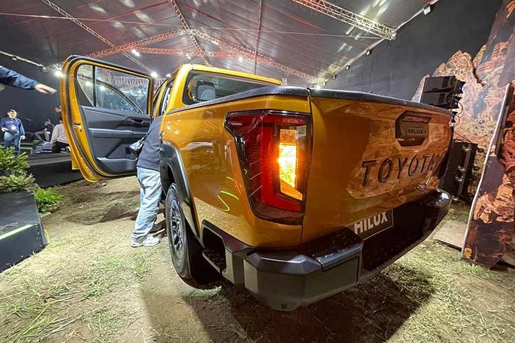 Các chi tiết ngoại thất của Hilux 2026 nổi bật bao gồm cụm đèn trước với tạo hình sắc nét, đầy uy lực, hệ thống đèn LED và đèn ban ngày hiện đại, cùng lưới tản nhiệt 3D mang đến diện mạo mới mẻ và đậm chất tương lai.