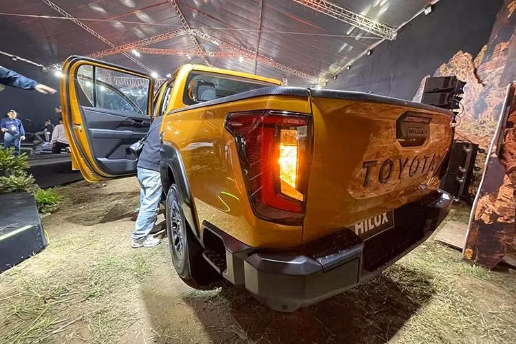 Các chi tiết ngoại thất của Hilux 2026 nổi bật bao gồm cụm đèn trước với tạo hình sắc nét, đầy uy lực, hệ thống đèn LED và đèn ban ngày hiện đại, cùng lưới tản nhiệt 3D mang đến diện mạo mới mẻ và đậm chất tương lai.